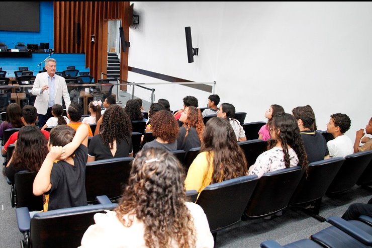 Imagem: Deputado Roberto Hashioka falou aos estudantes sobre a atividade parlamentar e outras informações relativas à Casa de Leis e à política 