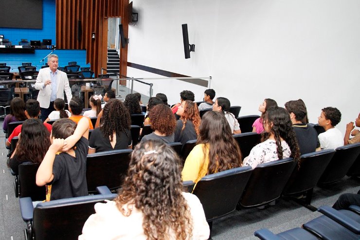 Imagem: Hashioka conversou com os alunos e explicou a eles o funcionamento do Parlamento sul-mato-grossense e o papel do legislador