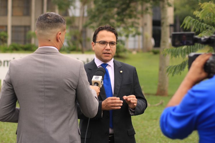 Imagem: Deputado Pedrossian Neto concede entrevista à TV Morena. 