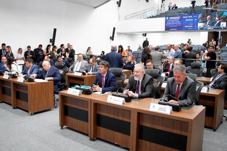 Imagem: Deputados estaduais durante a votação dos projetos em tramitação na Casa de Leis