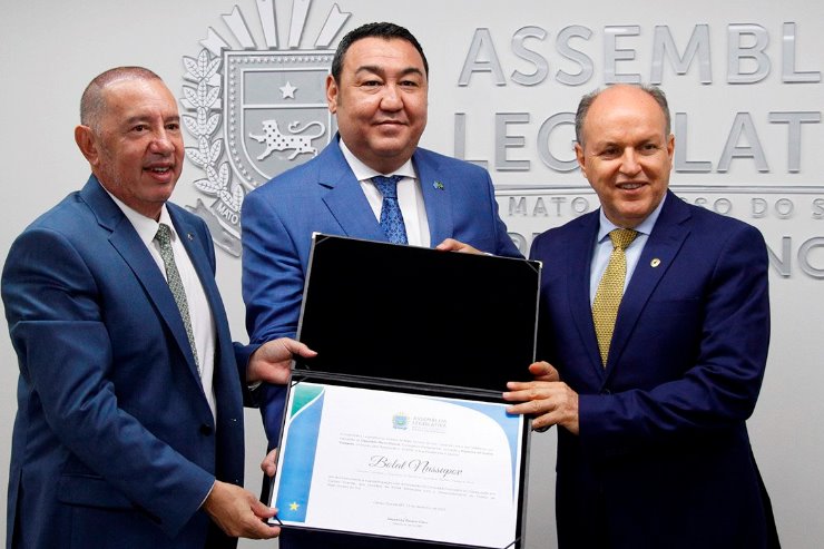 Imagem: Deputados Gerson Claro e Junior Mochi entregaram aos visitantes o Diploma de Ilustre Visitante e a Moção de Agradecimento