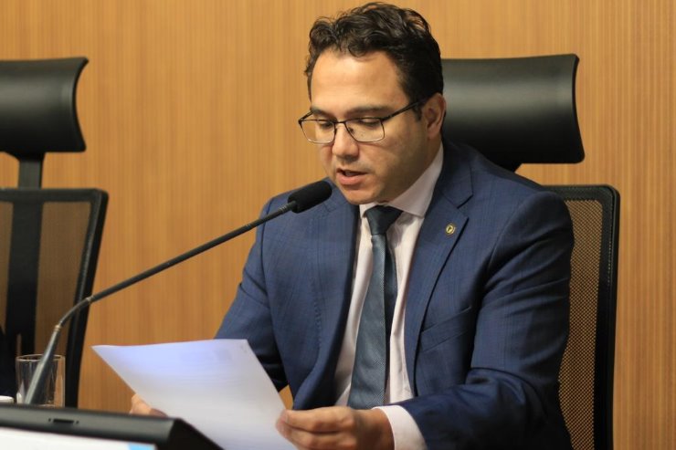 Imagem: Deputado Pedrossian Neto lê relatório na CCJR.