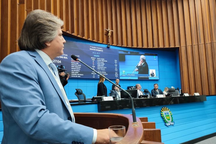 Imagem: Na tribuna, Pedro Arlei Caravina falou de previdência e gestão, sendo aparteado por Zeca do PT