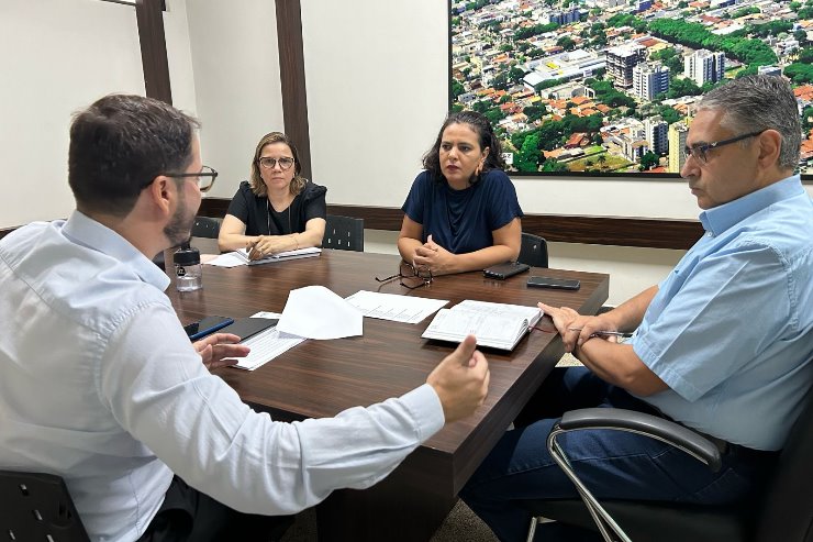 Imagem: Deputada participou de reunião na Coordenadoria Regional de Educação