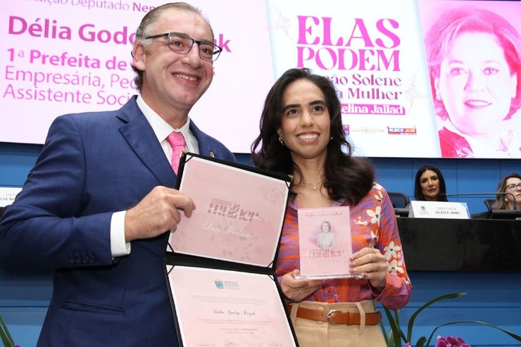 Imagem: Tatiane (Esposa do Neto de Délia Razuk) representando a homenageada.