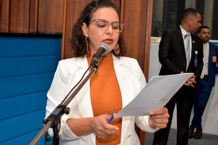 Imagem: Deputada Gleice Jane durante sessão plenária na Assembleia Legislativa; parlamentar é autora da proposta