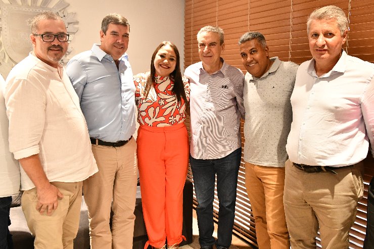 Imagem: A reunião contou com governador, equipe, prefeitos, secretários e vereadores