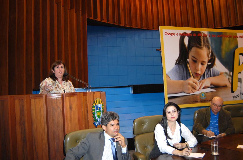 Imagem: Mara participa das discussões no plenário da Assembleia