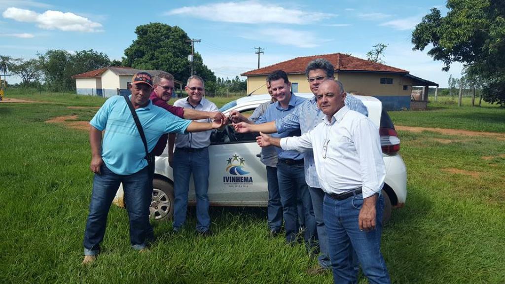 Imagem: Deputado Renato Câmara, prefeito Tuta, vereador Júnior do Posto, ex-vereador Dedé da Amandina e Roberto Batista Rocha durante a entrega do veículo Fia