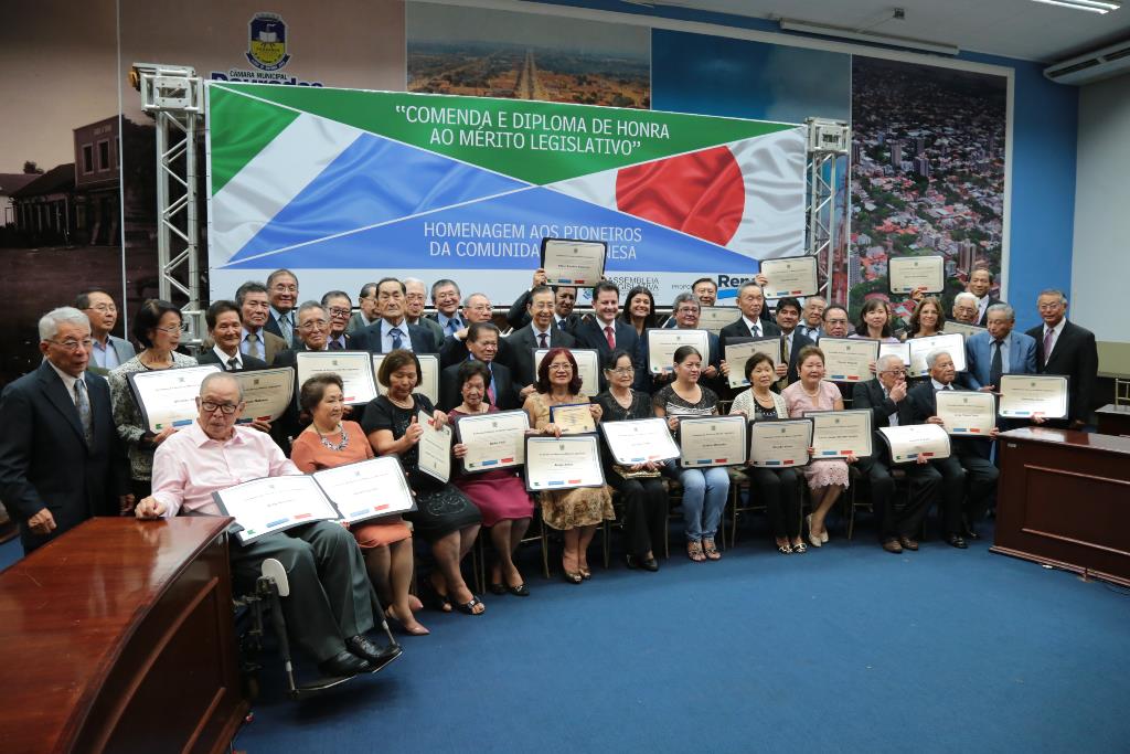 Imagem: Deputado Renato Câmara presidiu a solenidade em homenagem aos pioneiros japoneses; Plenário da Câmara de Dourados ficou lotado