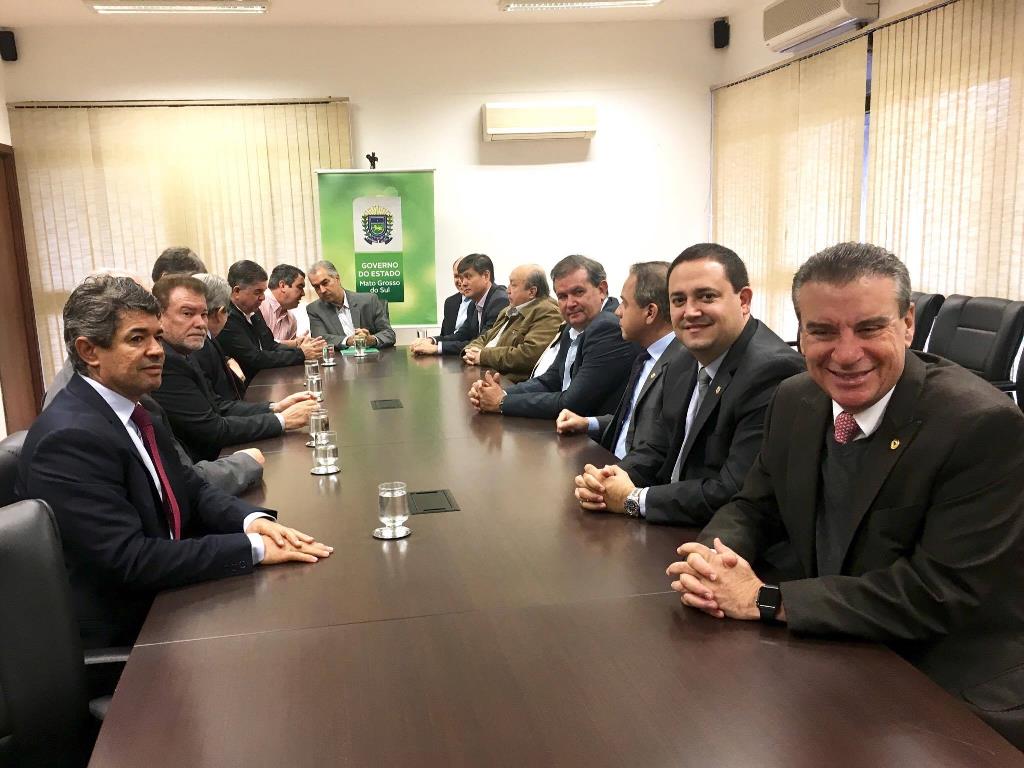 Imagem: Governador recebe requerimento em nome da classe produtora