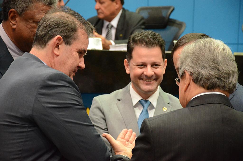 Imagem: Deputado Renato Câmara comemora a aprovação em primeira votação de projeto que melhora a saúde do servidor da Educação