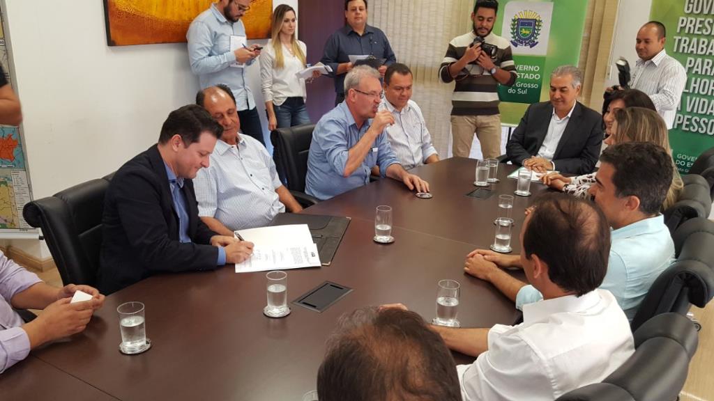 Imagem: Deputado Renato Câmara participando da solenidade de anúncio de R$ 5 milhões para o recapeamento de Dourados