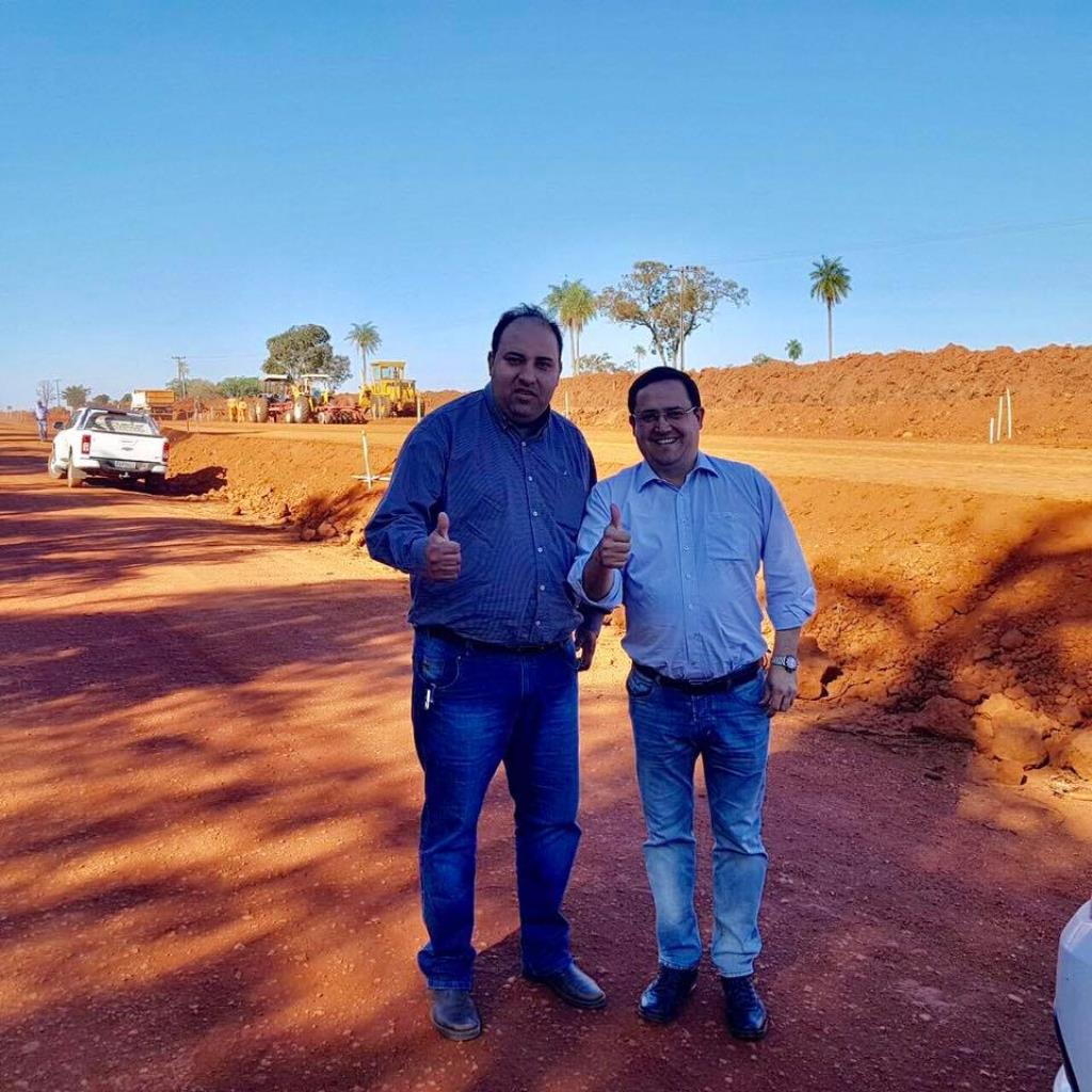 Imagem: Marcio Fernandes com o vereador, Edvaldo Rebeque em Bonito na "Estrada do Curê" na MS-178.