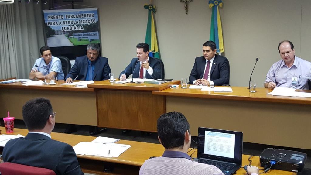 Imagem: Deputado Renato Câmara presidindo a reunião da frente parlamentar