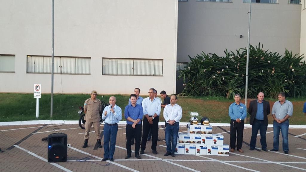 Imagem: Deputado Renato Câmara, prefeito Gilberto Garcia, vice Nenão, vereadores, secretários e lideranças durante a entrega de veículo à Saúde e equipamentos