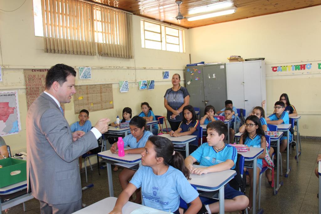 Imagem: Deputado estadual Renato Câmara durante conversa com alunos do quinto ano da Escola Municipal Harry Amorim Costa, na Vila Jaci, na capital