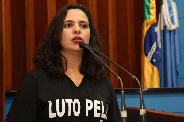 Imagem: Gleice Jane representa os trabalhadores da Educação de Dourados