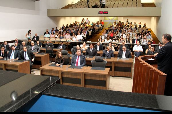 Imagem: Assembleia entrega Medalha de honraria a profissionais médicos do Estado