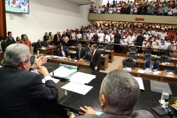 Imagem: Durante a sessão, funcionários da JBS pediram apoio da ALMS para evitar demissões em massa