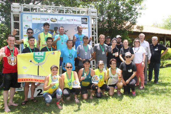 Imagem: Deputada Mara Caseiro entrega premiação aos participantes do evento