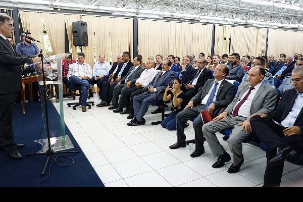 Imagem: Deputados durante posse do novo secretário na Governadoria