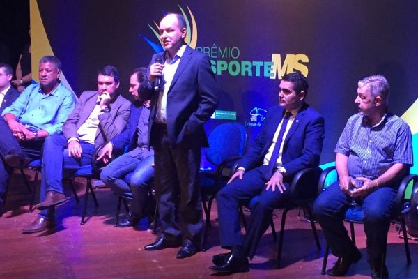 Imagem: Deputados durante premiação no Centro de Convenções Rubens Gil de Camilo