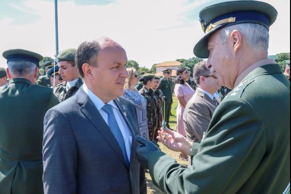 Imagem: Presidente da ALMS recebeu a Medalha da Ordem do Mérito Militar