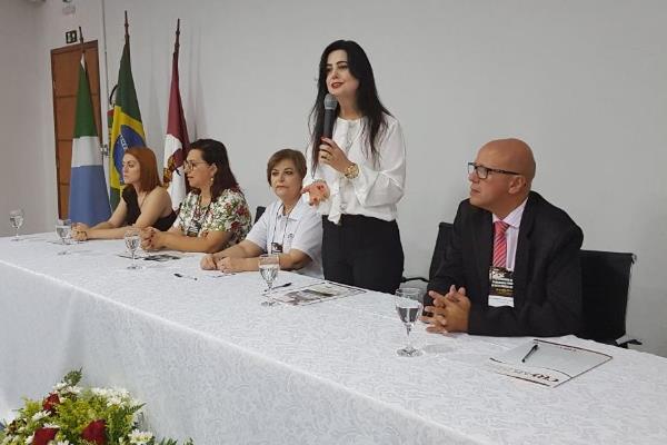 Imagem: Mara Caseiro durante seminário de Odontologia no CRO