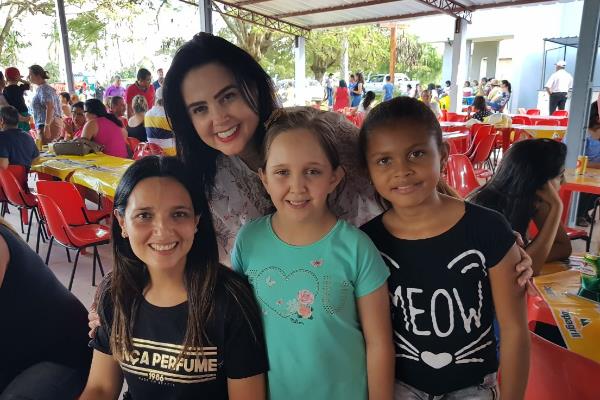 Imagem: Mara Caseiro durante almoço no assentamento Floresta Branca