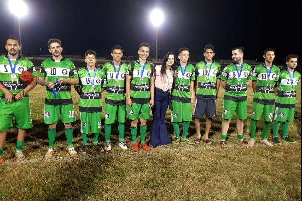 Imagem: Mara Caseiro ao lado de equipe que fez a final do campeonato