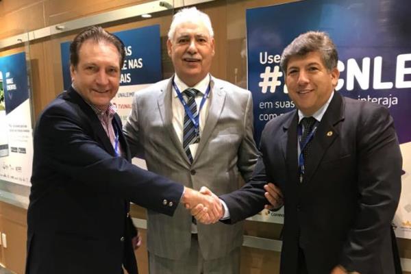 Imagem: Deputados Ademir Bier (PR), ex-presidente do Parlasul, Ciro Simoni (RS), novo presidente da Unale, e Lídio Lopes 