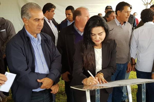 Imagem: Mara Caseiro acompanha lançamento de obras