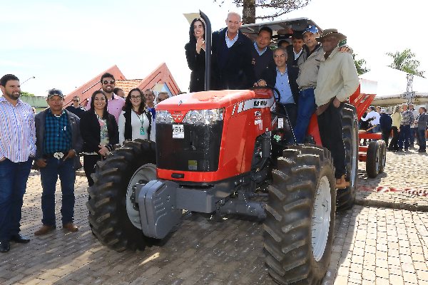 Imagem: Mara Caseiro comemora patrulha mecanizada entregue em Anaurilândia