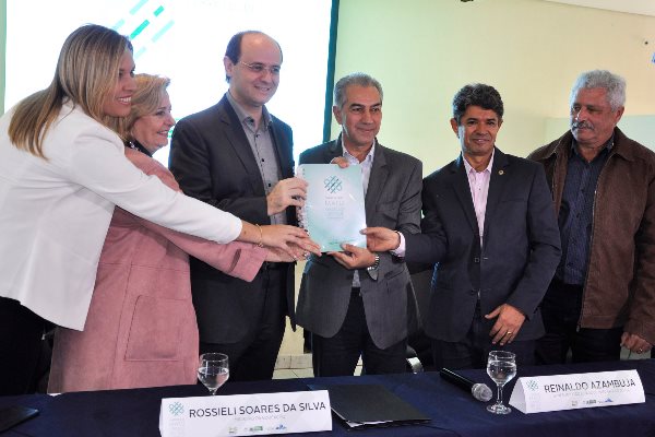 Imagem: Deputado Professor Rinaldo participa da entrega da primeira versão do Currículo do MS