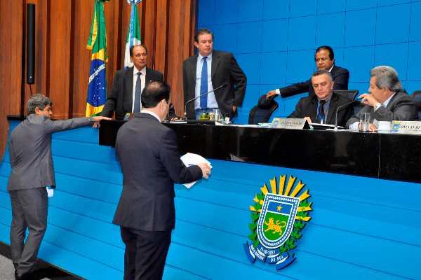 Imagem: Deputados durante sessão ordinária 