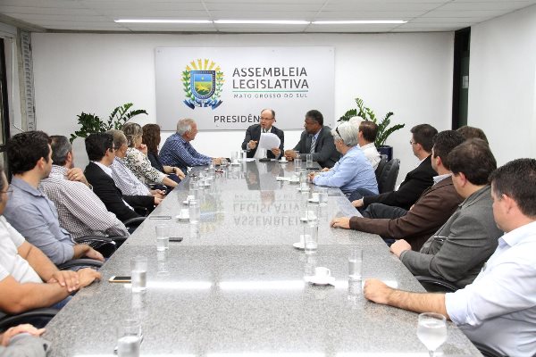Imagem: O deputado Júnior Mocchi coordenou a reunião, acompanhado do deputado João Grandão