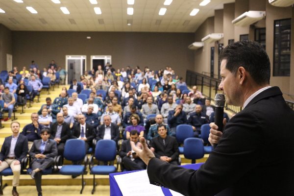 Imagem: Deputado Renato Câmara discursa durante sessão que homenageou agentes das forças de segurança
