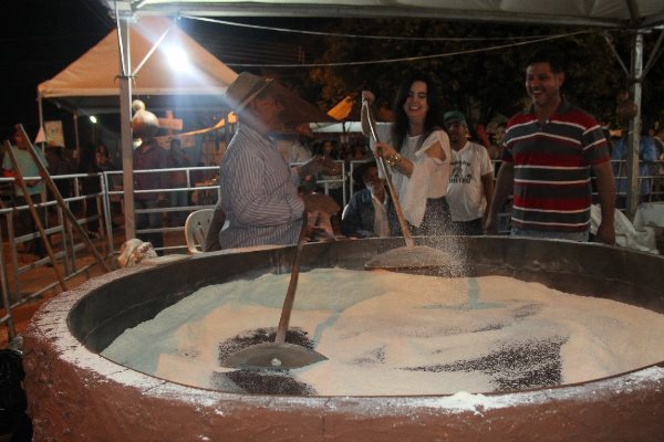 Imagem: Mara Caseiro participa da Festa da Farinha de Anastácio