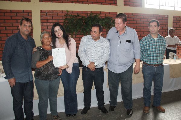 Imagem: Assentados recebem documentação provisória de seus lotes em Tacuru