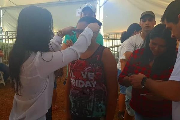 Imagem: Mara Caseiro entrega óculos a pacientes