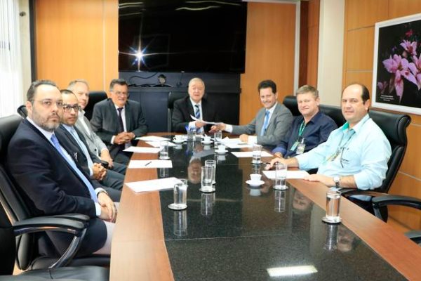 Imagem: Deputado Renato Câmara entrega projeto a Divoncir Maran, presidente do TJMS