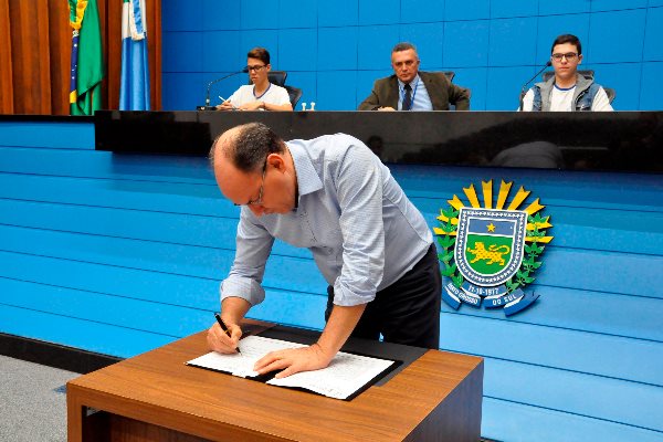 Imagem: Deputado Junior Mochi assinando o termo de cooperação com Solurb