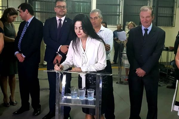 Imagem: Mara Caseiro acompanha governador em agenda da saúde