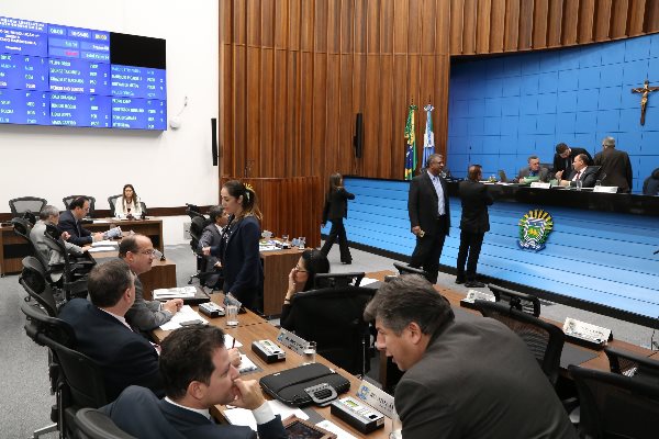 Imagem: Deputados durante sessão ordinária 