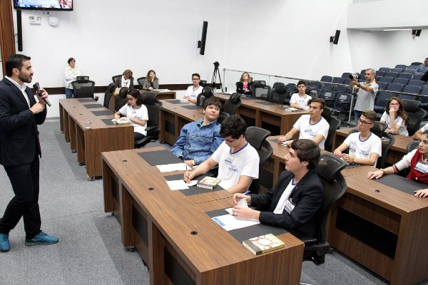 Imagem: Palestrante Felipe Dib apresentou aos jovens deputados três leis para o exercício da liderança