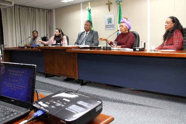 Imagem: Da esquerda para a direita: Romilda Pizani, Mariana Croda, João Grandão, Ana José Alves e Berenice Kikuchi