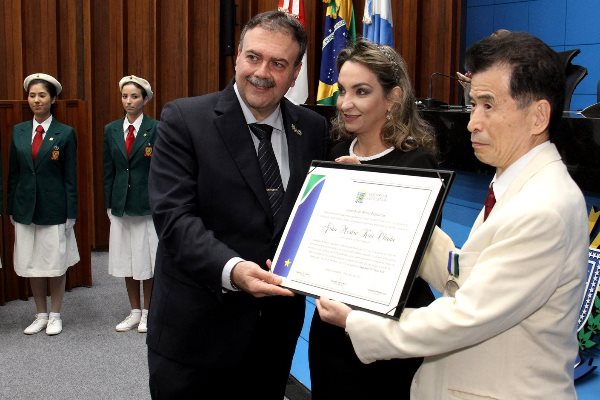Imagem: Grão-mestre Koo Okada recebe o certificado da Comenda do Mérito Legislativo
