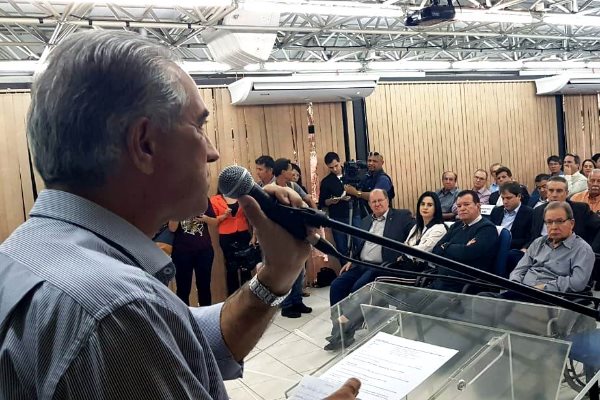 Imagem: Mara acompanha anúncio feito pelo governador Reinaldo