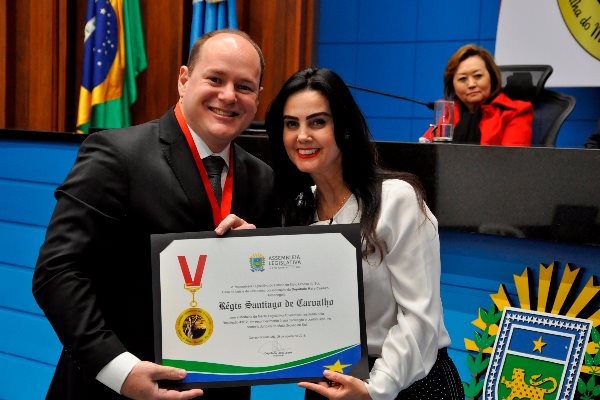 Imagem: Régis, que é professor, palestrante e escritor na área do Direito, foi homenageado por Mara Caseiro